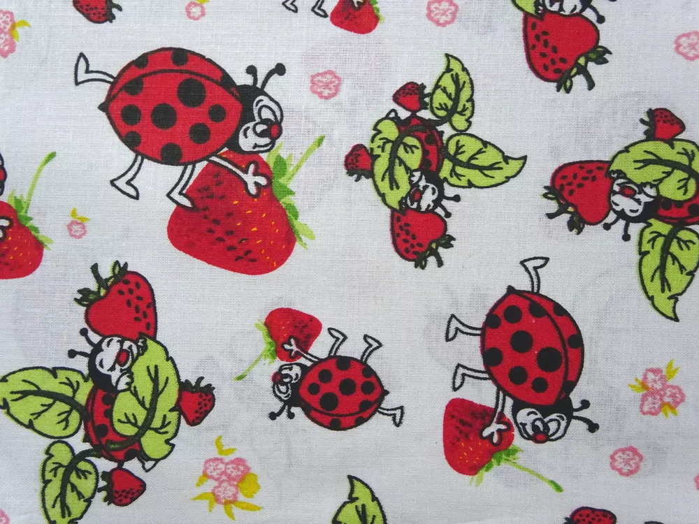 Bavlna biela "lienky, jahody" 