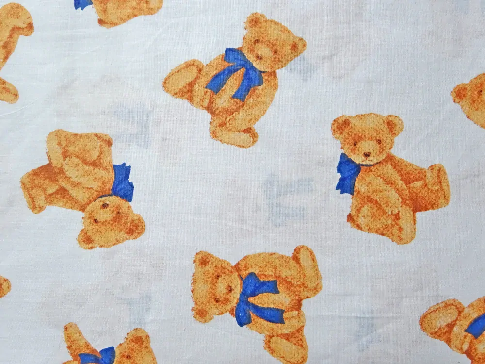 Bavlna biela "hnedý macko s tmavomodrou mašľou" 