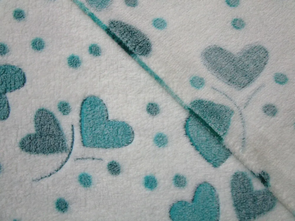 Fleece biely "tyrkysové srdiečka"