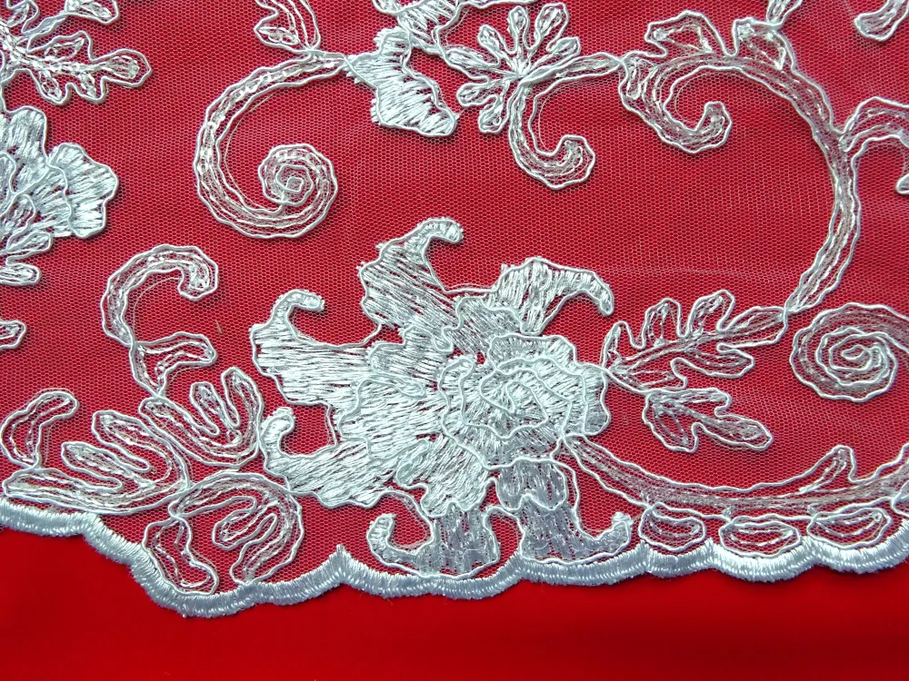 Vyšívaný tyl biely "kvety, lístky s flitrami"