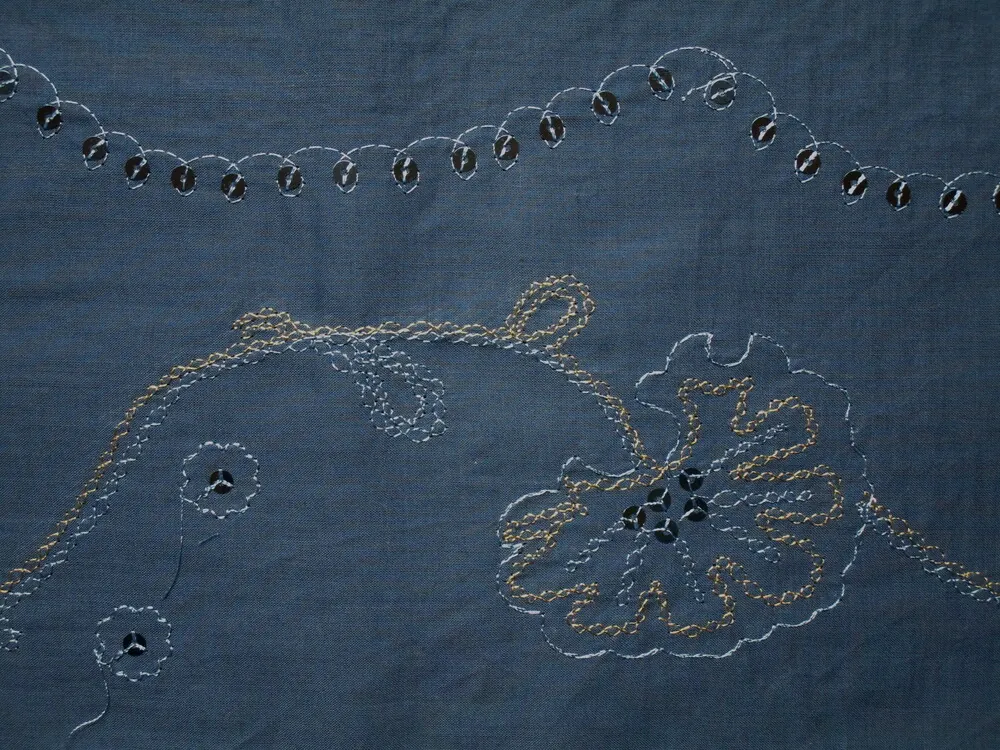 Bavlna oceľovo modrá "vyšívaný kvet, flitre" 