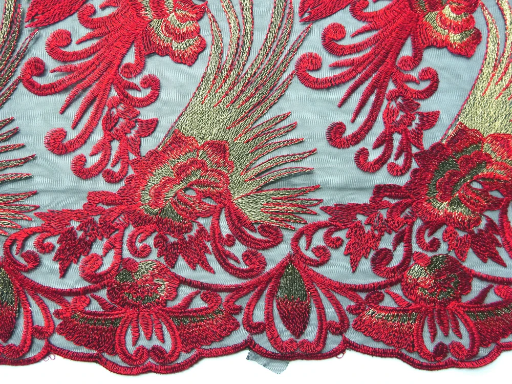 Vyšívaný tyl čierny "zlato-červený vzor"