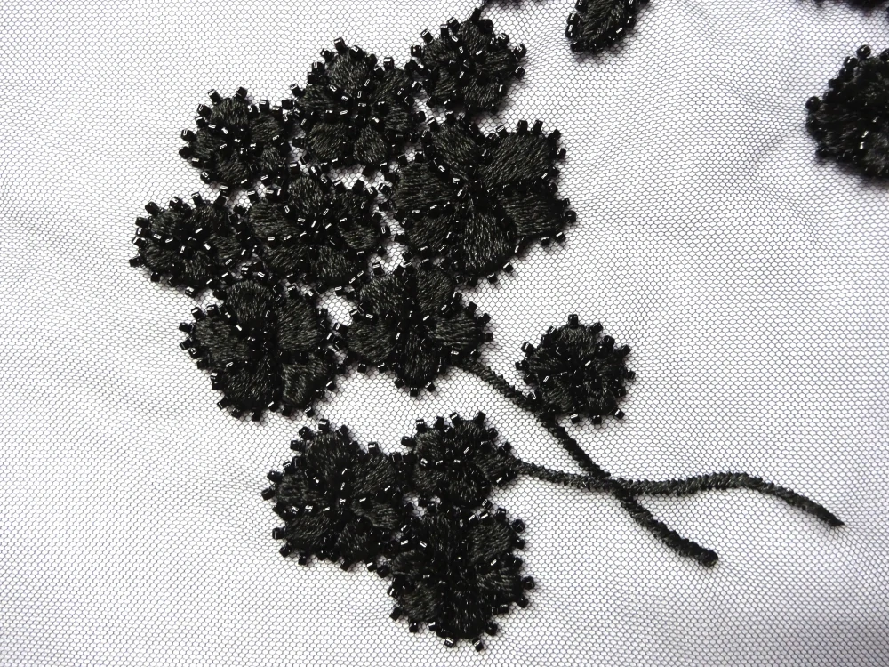 Vyšívaný tyl čierny "čierne kvety s korálkami" 