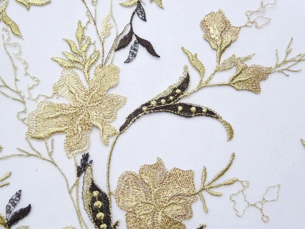 Vyšívaný tyl biely "béžovo-hnedé kvety" - bordúra jednostranná 