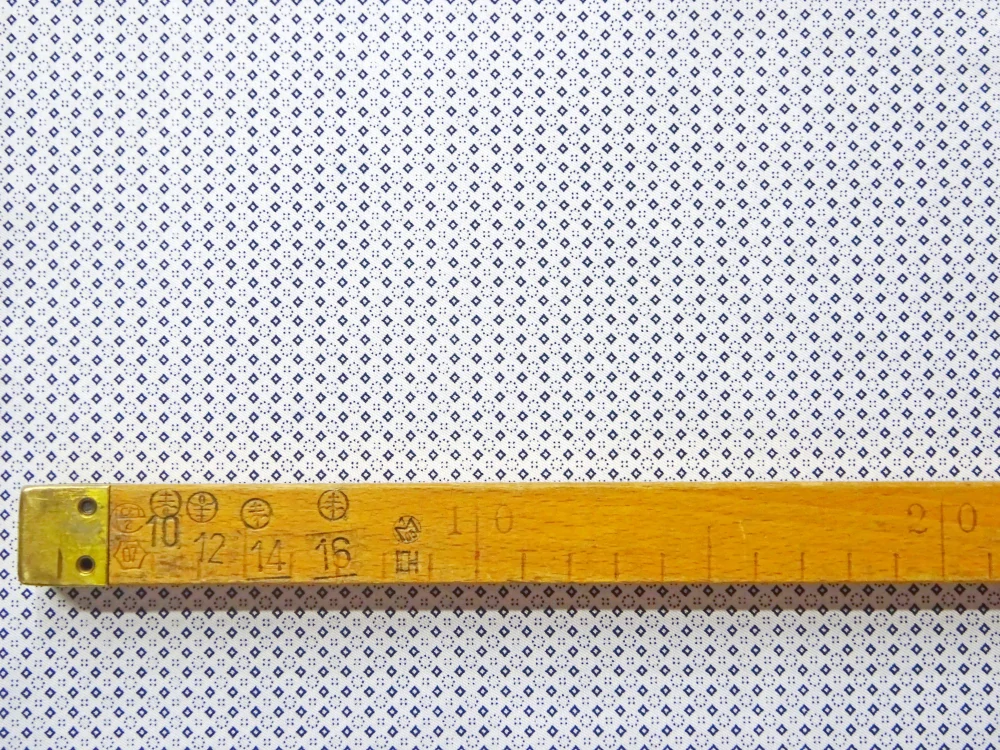 Košelovina biela "drobný tmavomodrý vzor" 