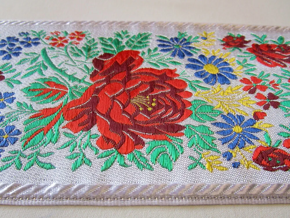 Stuha krojová biela "kvety" - 9,9 cm 