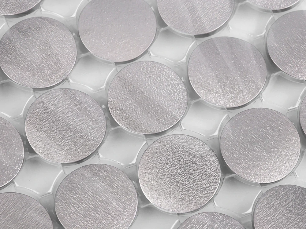 Gombík kovový nikel "vzorovaný" - 28 mm