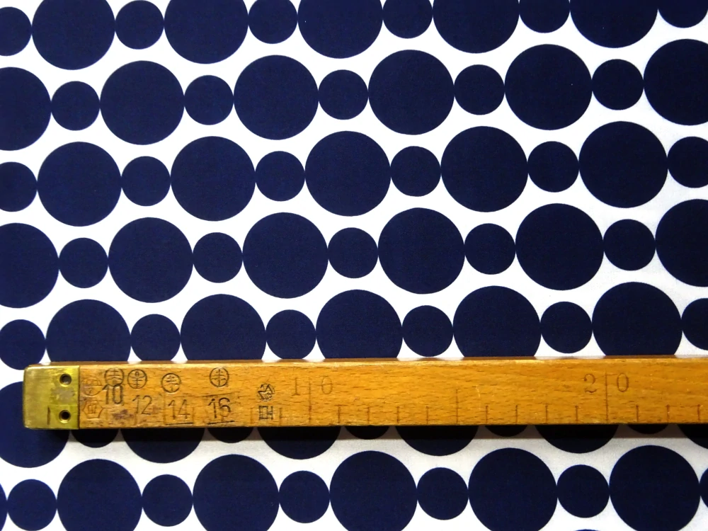 Hodváb biely "tmavomodré bodky" 