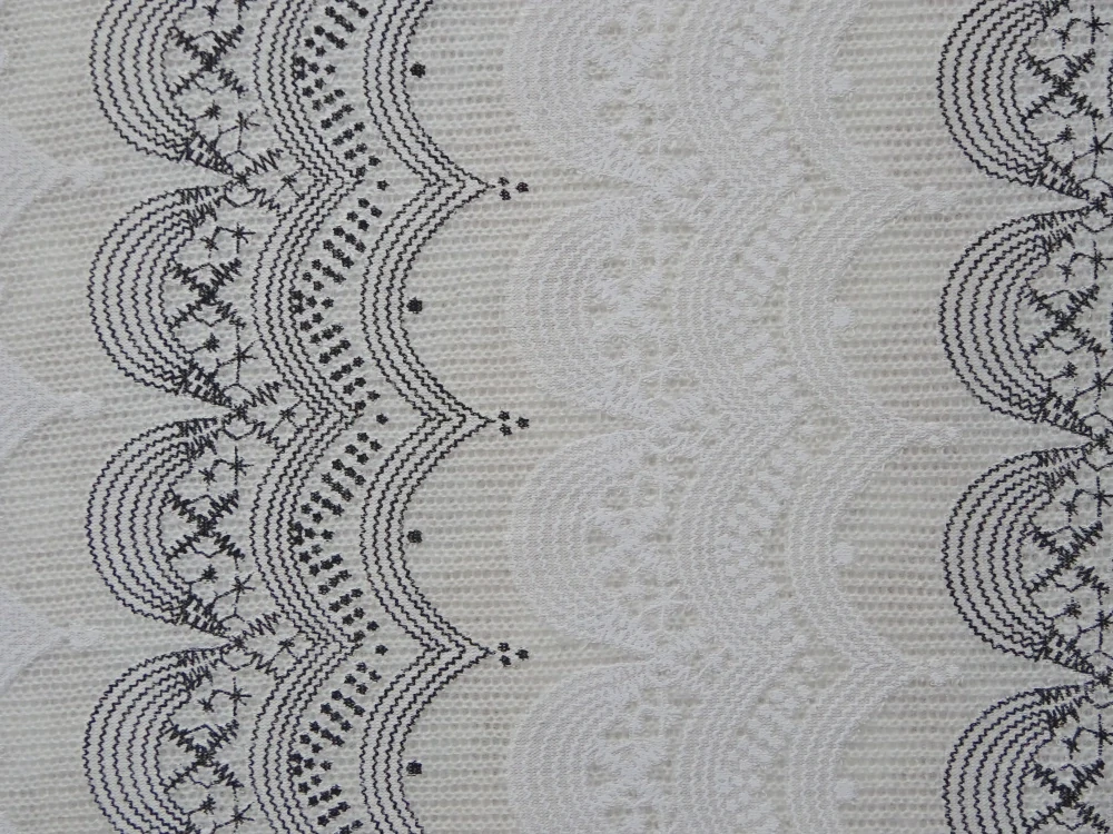 Svetrovina smotanová "bielo-čierna krajka"