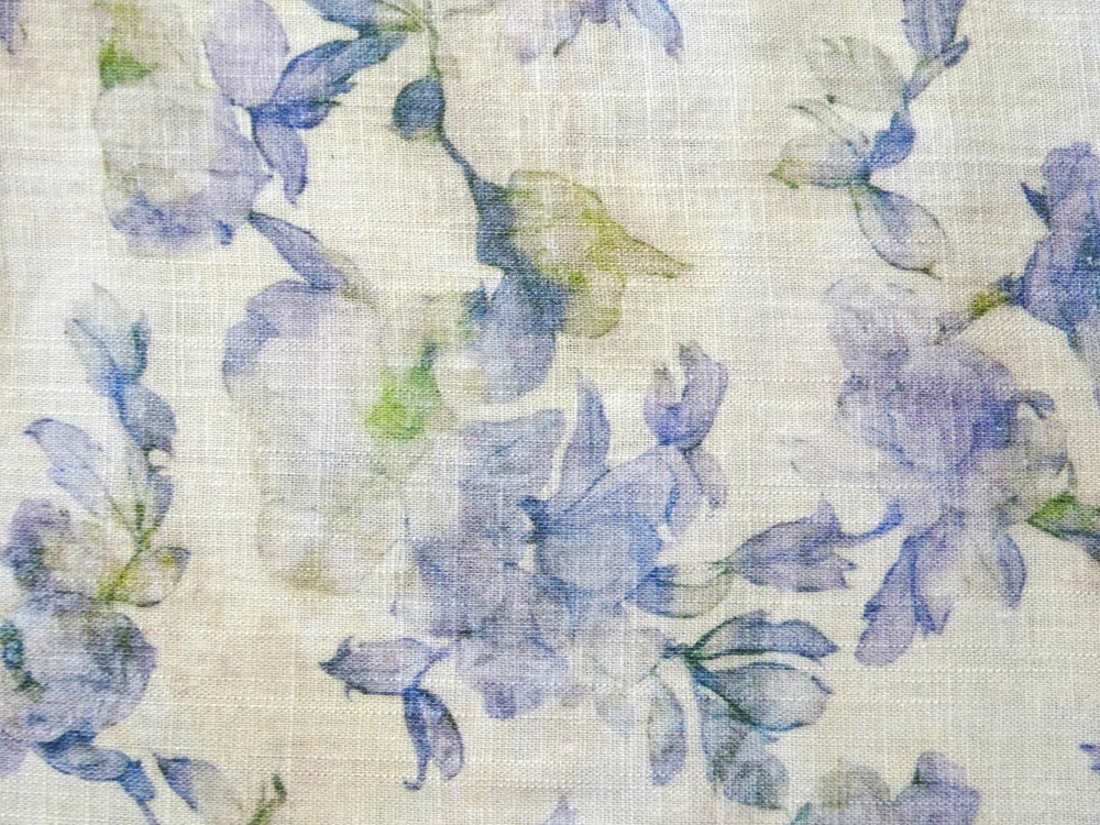 Ľan maslovo-béžová batika "modro-fialové kvety" 