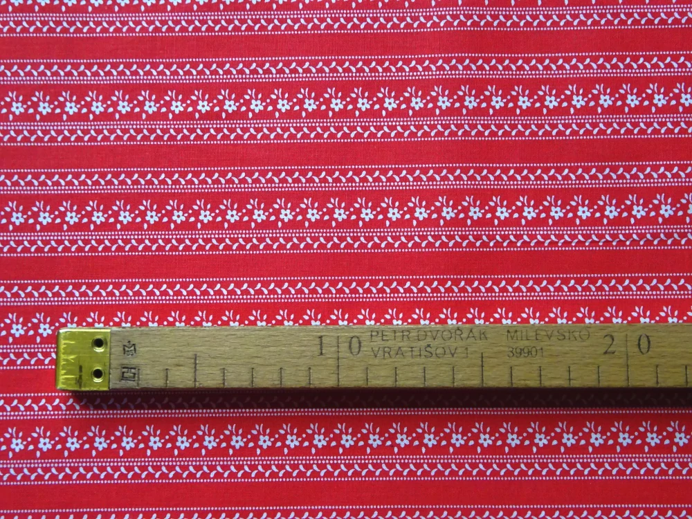 Bavlna červená "biely ľudový vzor" 