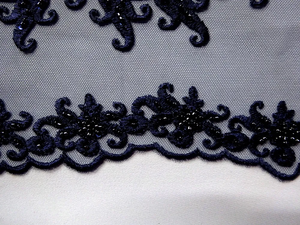 Vyšívaný tyl tmavomodrý "ornamenty s korálkami" 