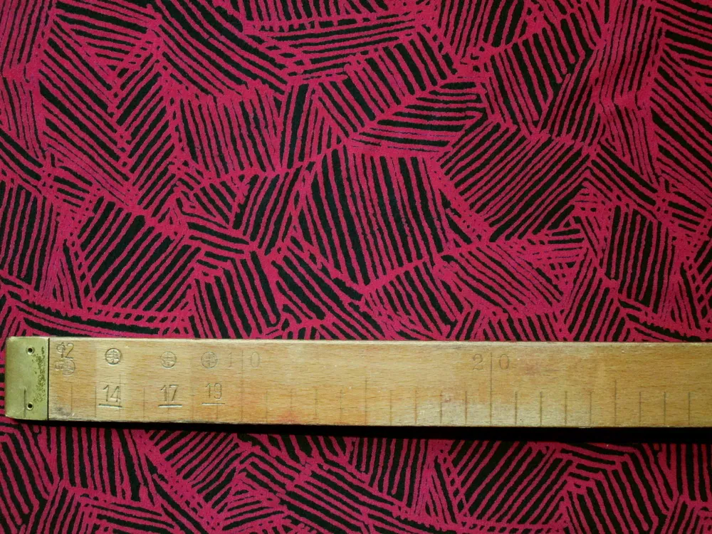 Úplet červeno - čierny "nepravidelné čiary"