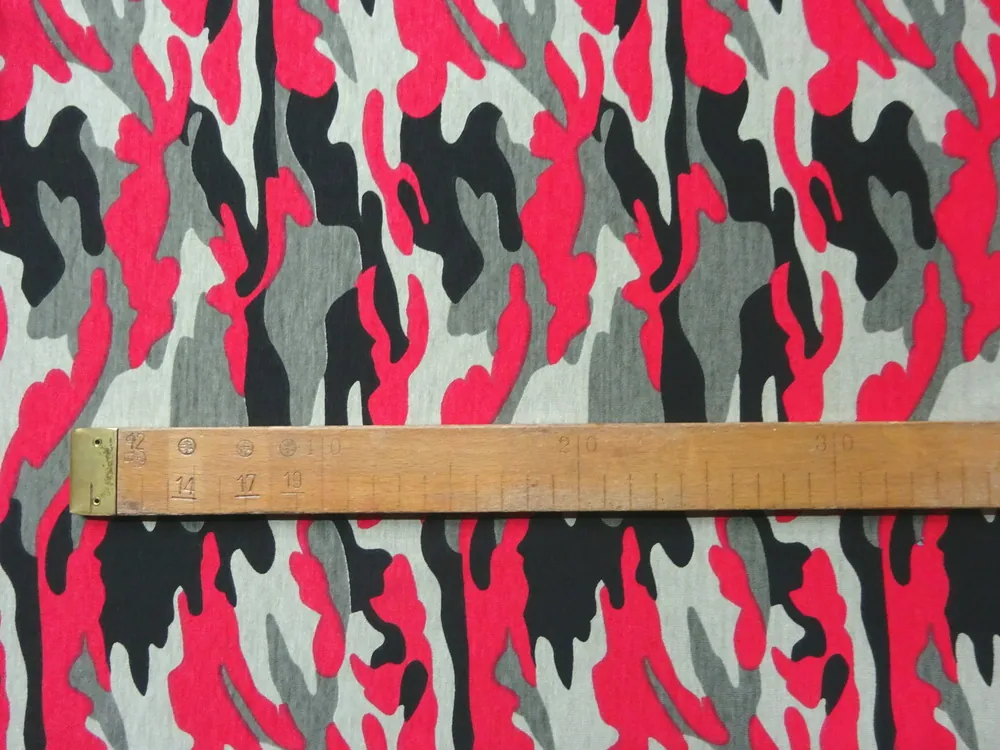 Úplet zelenkavo-čierny "červený maskáč"