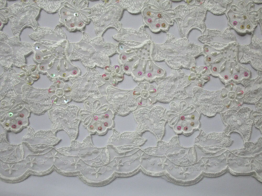 Krajka smotanová "kvety s flitrami a korálikmi"