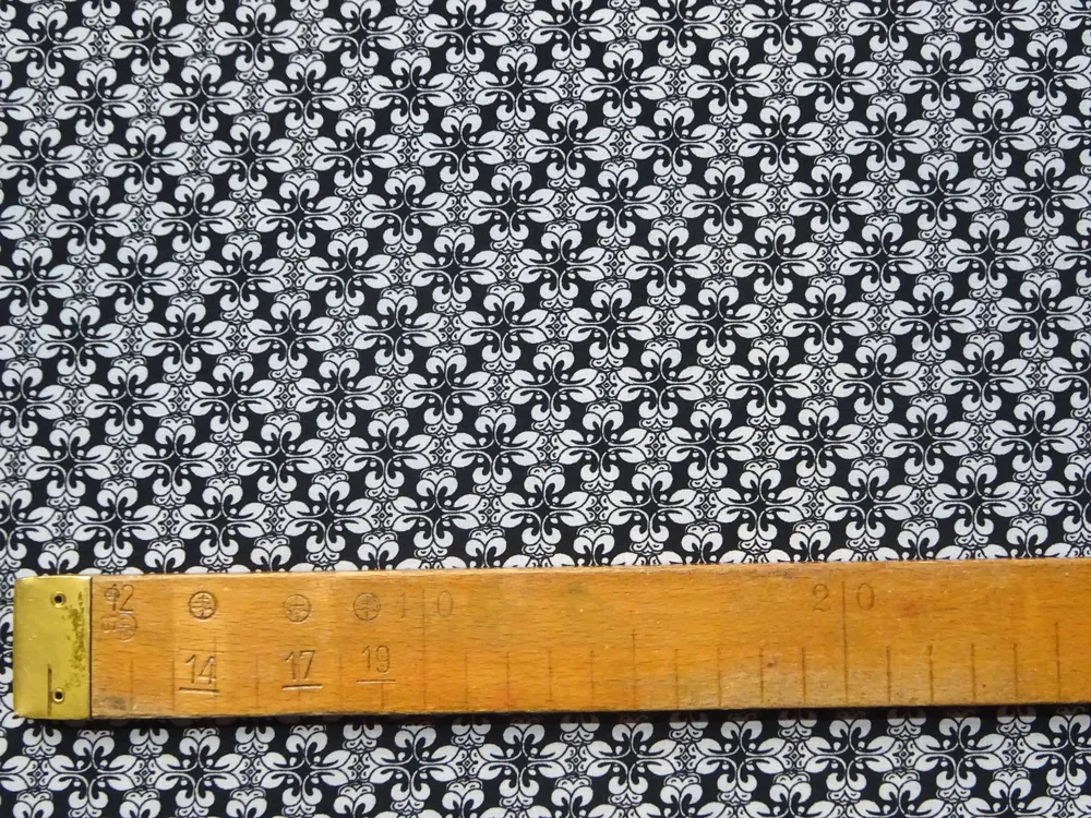 Šatovka čierna "biele ornamenty"