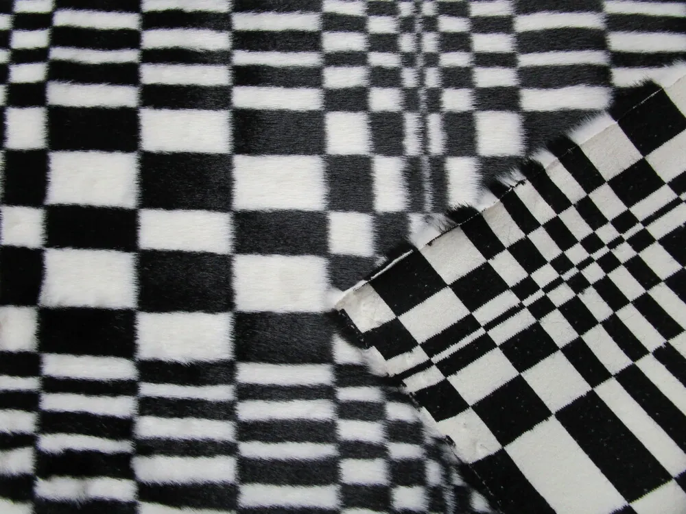 Kožušina smotanovo-čierna "geometrický motív" 