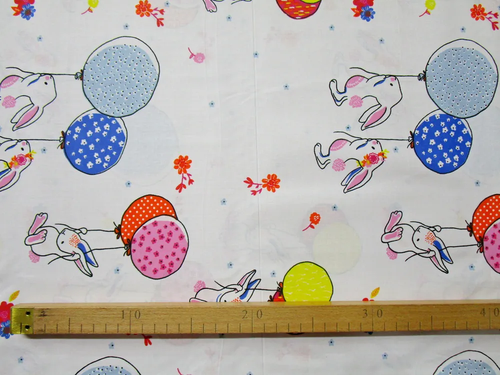 Bavlna biela "zajkovia s balónmi" 