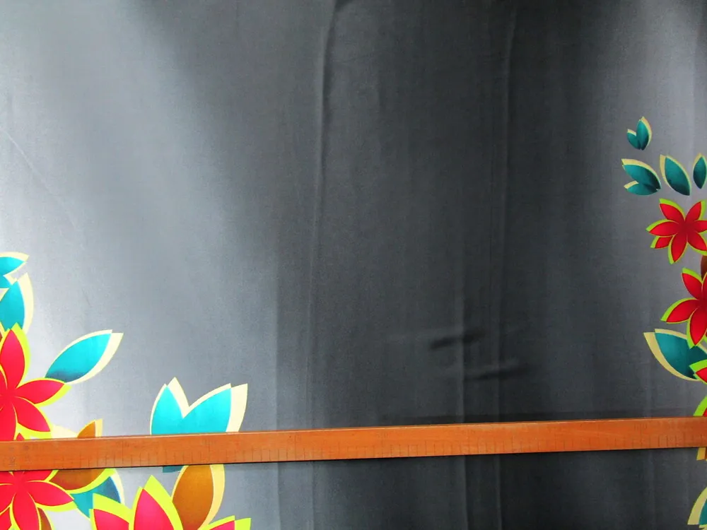 Satén sivý "červený kvet" 