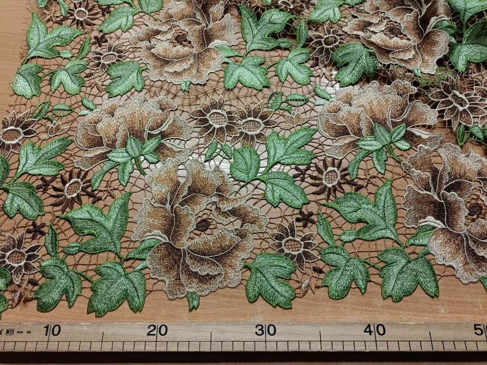 Krajka "béžovo-hnedé kvety, zelené listy"