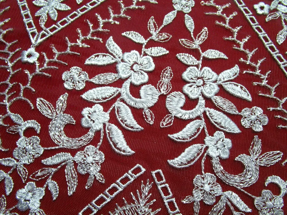 Vyšívaný tyl biely "kvet, cik-cak" - bordúra 