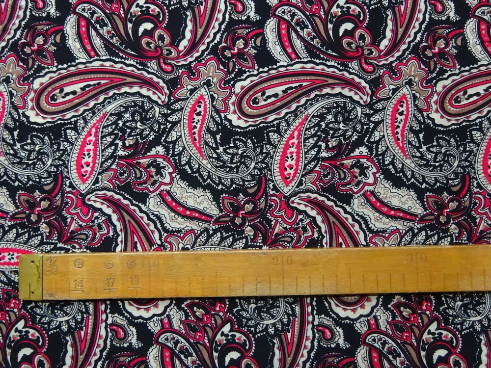 Šatovka čierna "béžovo-červený kašmírový vzor"