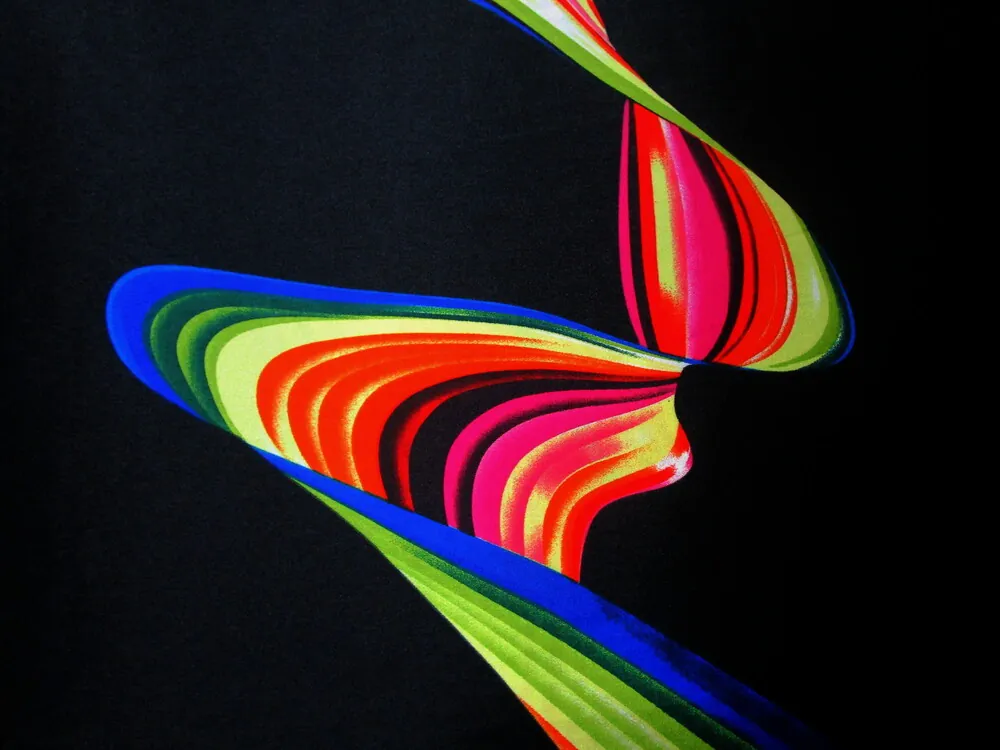 Satén čierny "farebná vlnovka" 