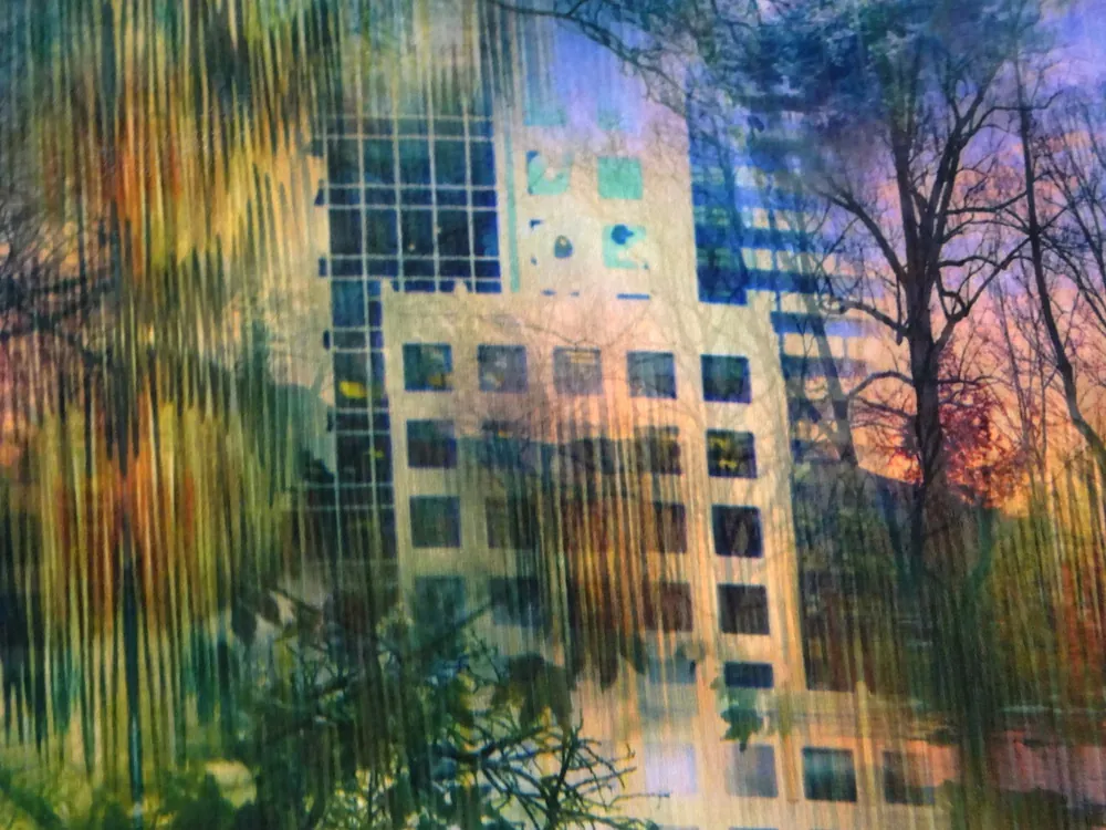 Šifón farebný "budovy, stromy"