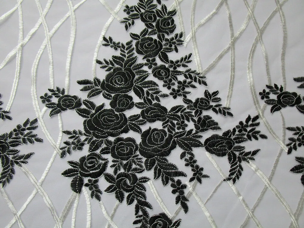 Vyšívaný tyl biely "smotanové čiary, čierne kvety"