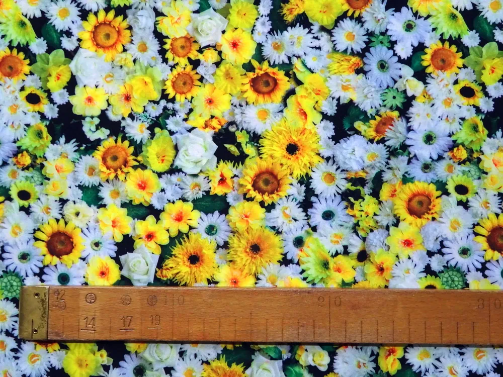 Šatovka s viskózou čierna "biele a žlté kvety" 