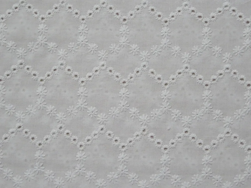 Madeira biela "vyšívané kvety, bodky"