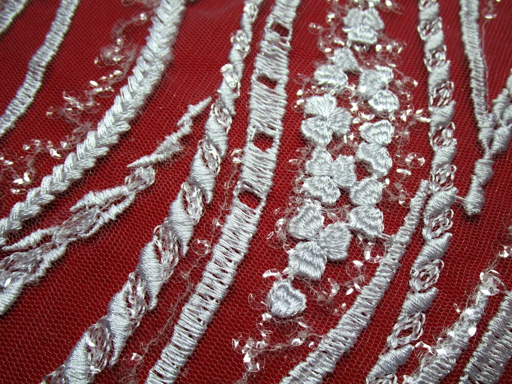 Vyšívaný tyl biely "listy, vlnovky" 