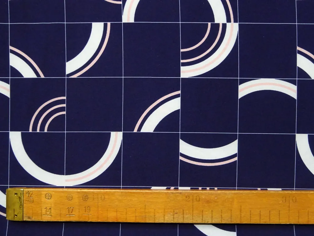 Šatovka tmavomodrá "bielo-ružový vzor" 