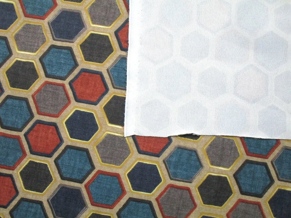 Kostýmovka béžová "farebný geometrický motív" 