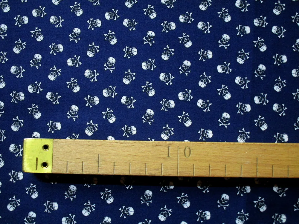 Bavlna tmavomodrá "biela drobná lebka"