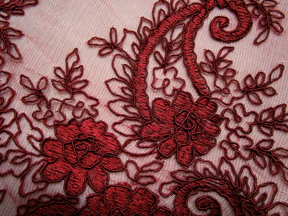 Vyšívaný tyl bordový "kvety, ornamenty"