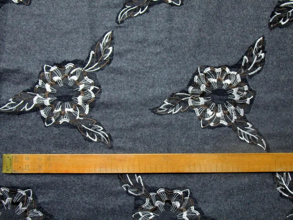 Kostýmovka s vlnou sivá "plastický kvet"