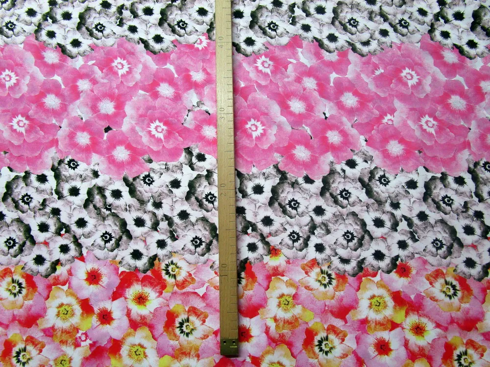 Popelín bielo-ružový "kvety" 