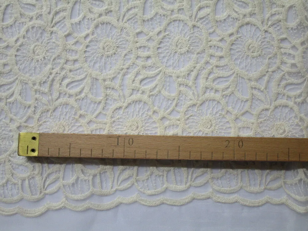 Krajka na organze "maslové kvety"