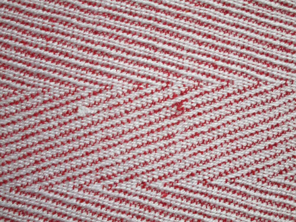 Kabátovina bielo-červená "cik-cak" - 2. akosť