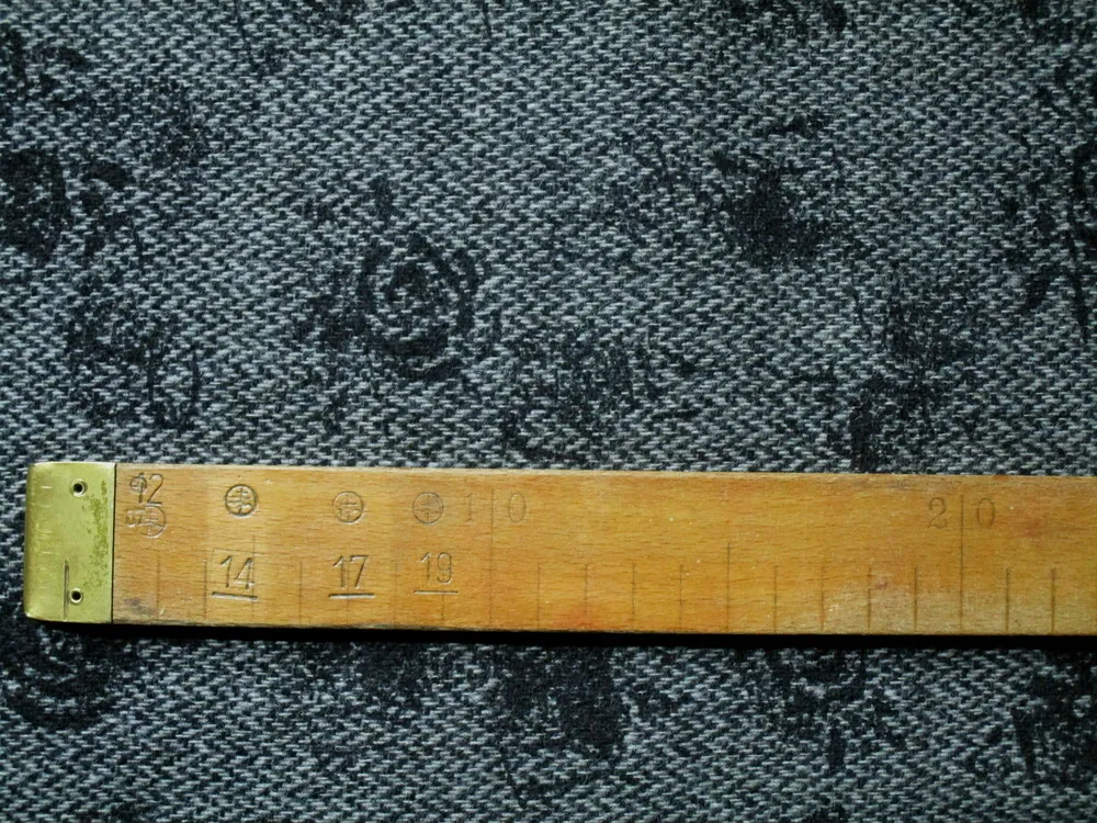 Kostýmovka vlnená sivá "čierne kvety"