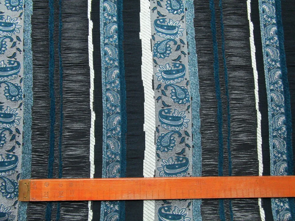 Žakard sivo-čierny "kašmírový vzor, pásik"