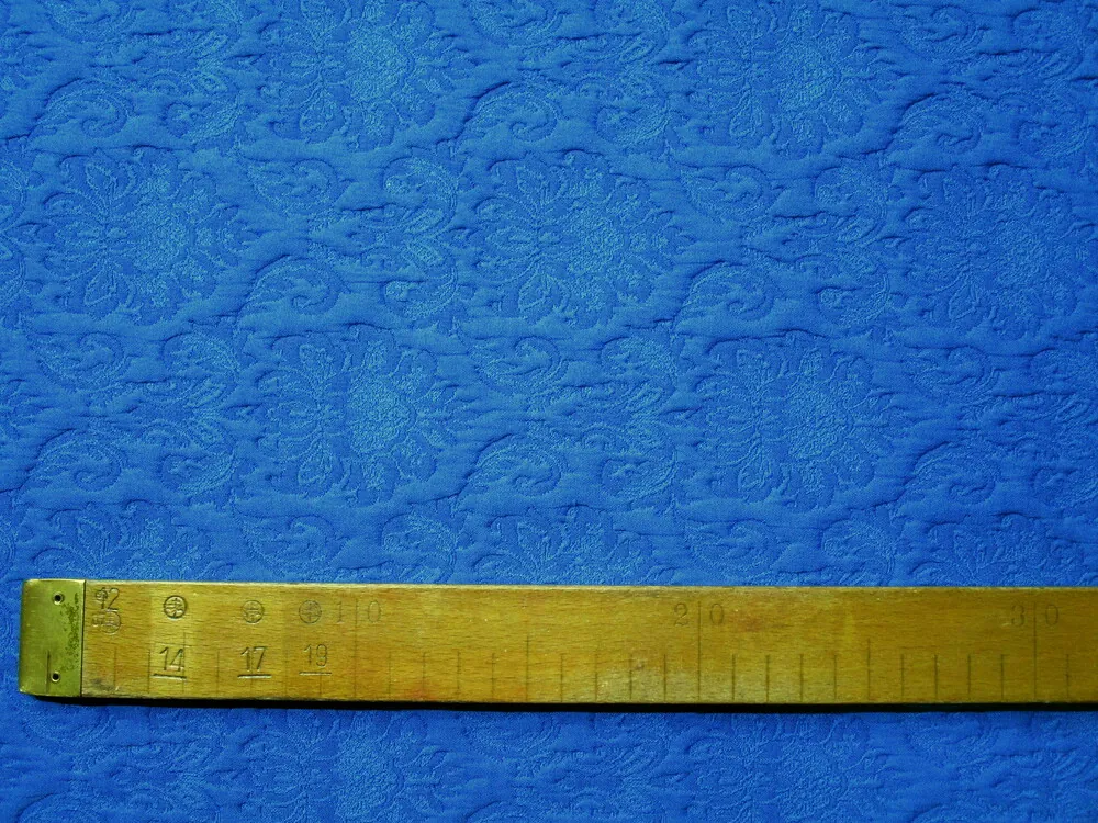 Žakard modrý "plastický modrý ornament"
