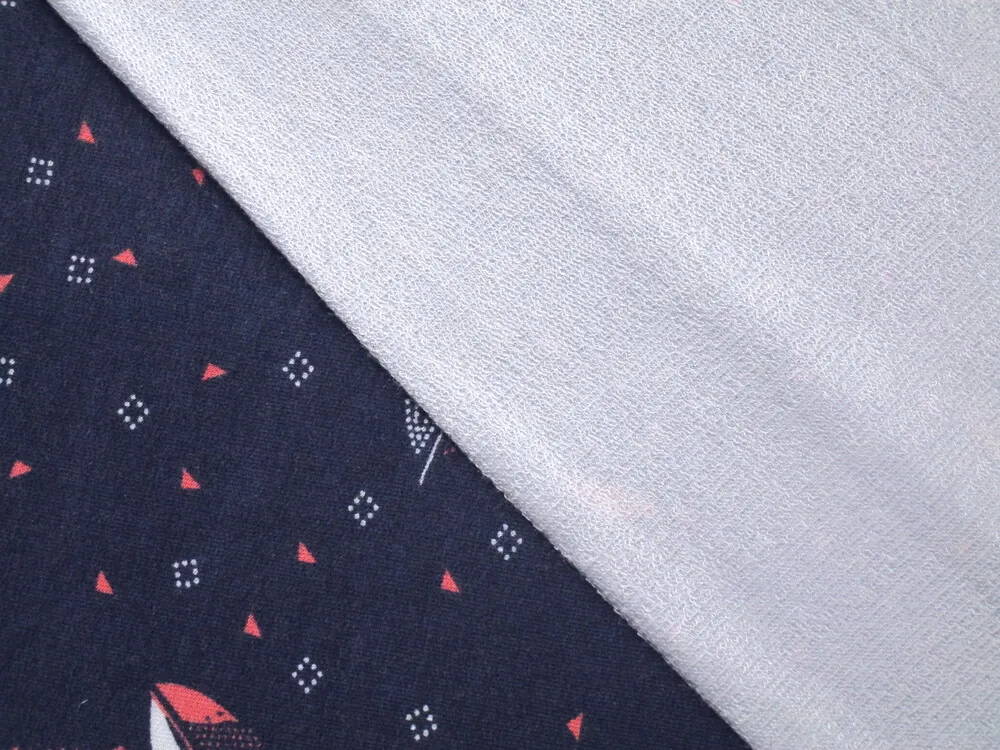 Teplákovina tmavomodrá "biele a lososové pierka"