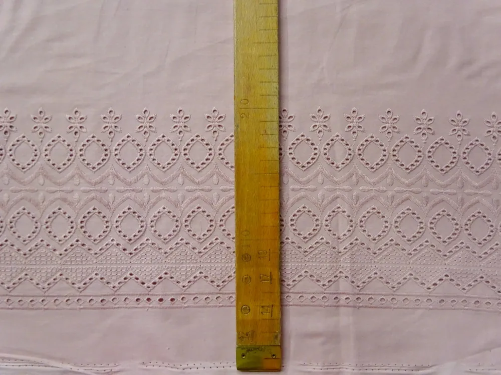 Bavlna staroružová "vyšívaný vzor" - bordúra jednostranná 