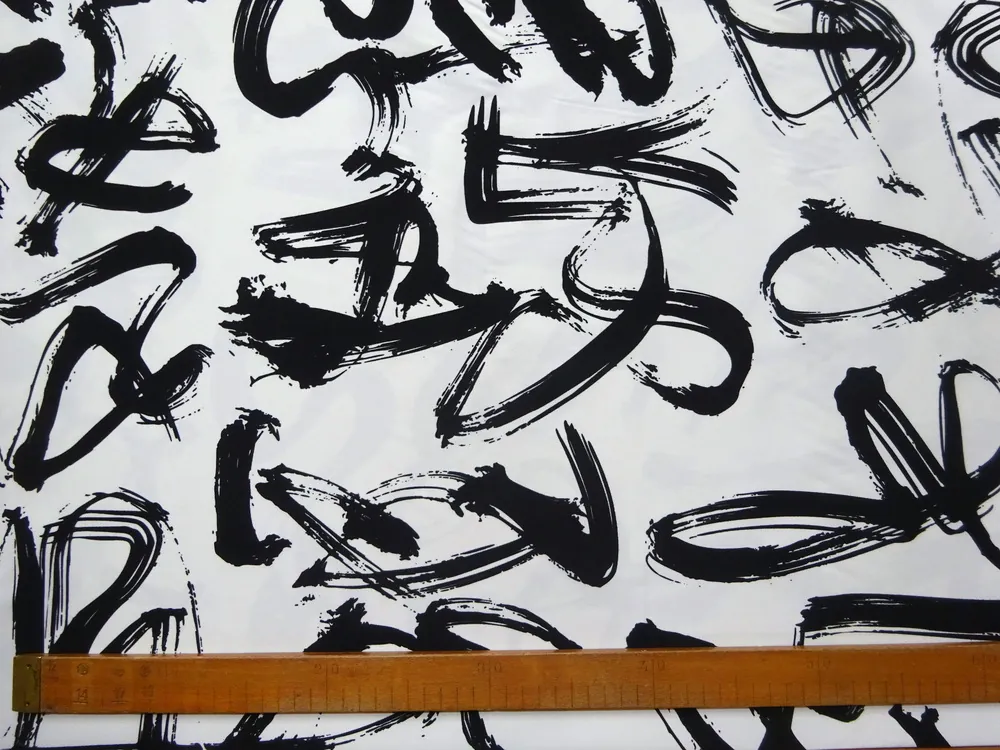 Kostýmovka smotanová "čierny vzor" 