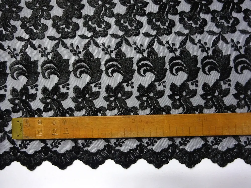 Vyšívaný tyl čierny "kvety" 