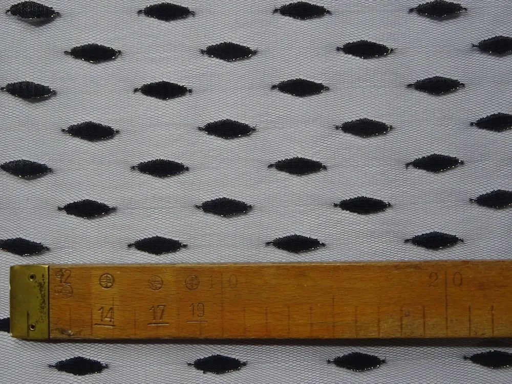 Tyl čierny "slza lemovaná zlatou nitkou" 