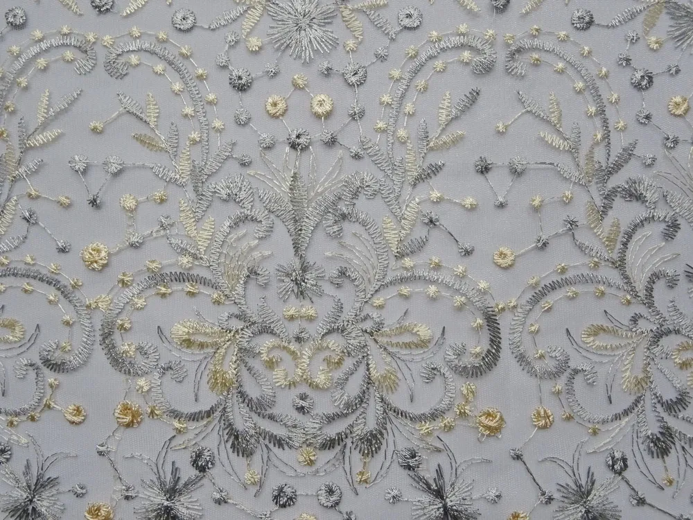 Vyšívaný tyl sivý "sivý a pomarančový vzor" 