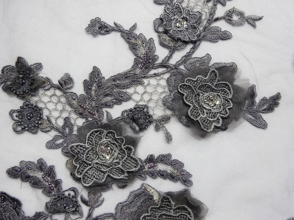 Vyšívaný tyl dymový "3D kvety, korálky" 